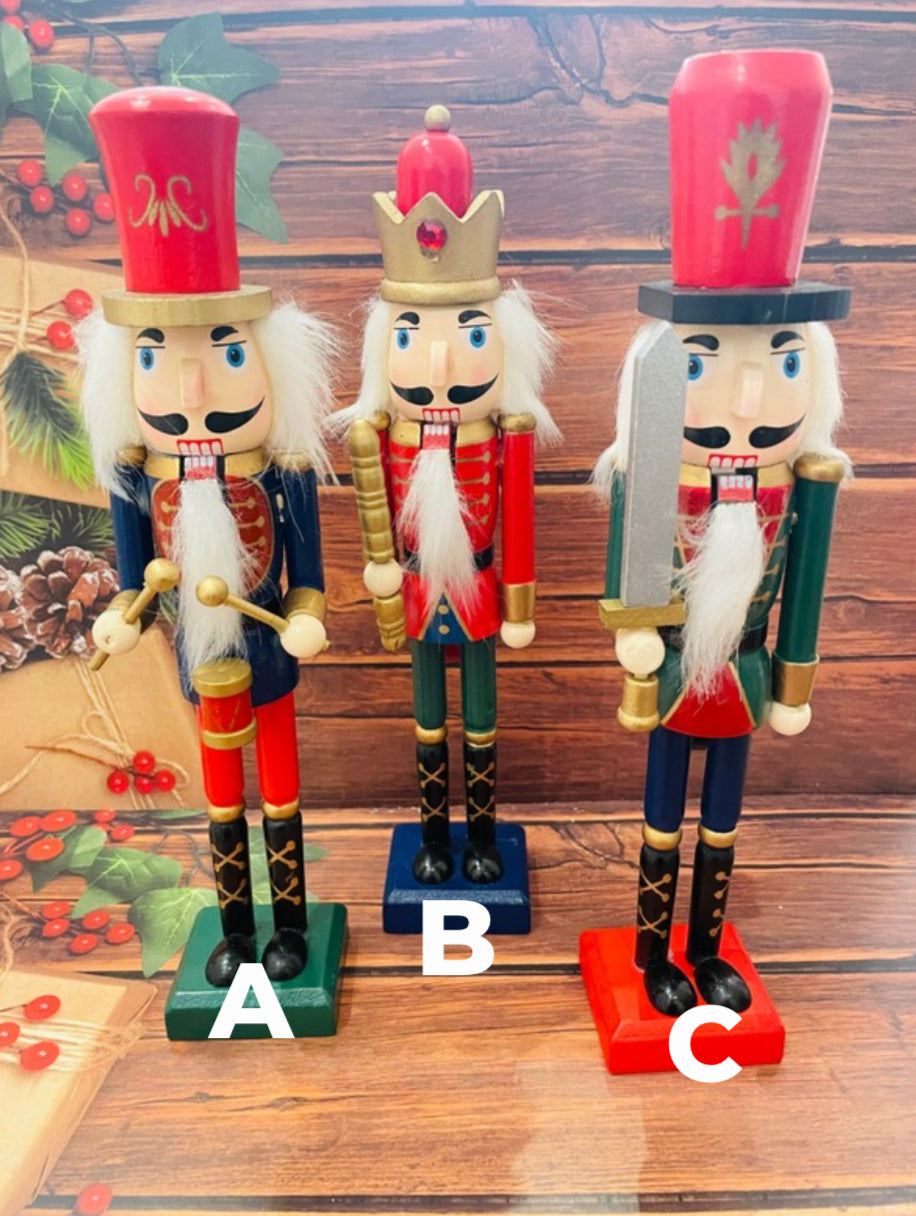 TRADITIONAL NUTCRACKERS, 25CM